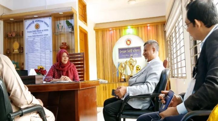 প্রটোকল ছাড়াই ছদ্মবেশে সিংগাইর উপজেলা অফিসে হাজির জনপ্রশাসন প্রতিমন্ত্রী